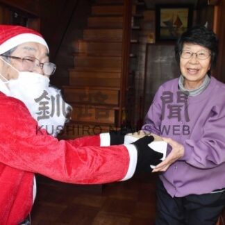 独居高齢者宅にサンタ見守り訪問　第一光洋町会【根室】(2023-12-19)