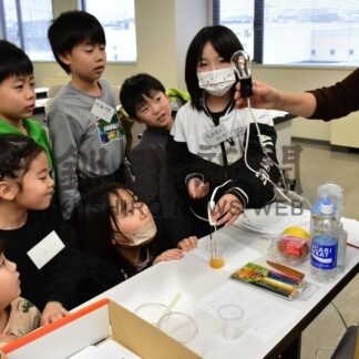 食べ物で白熱灯ついた！　科学教室で発電の不思議学ぶ【根室】(2023-12-27)