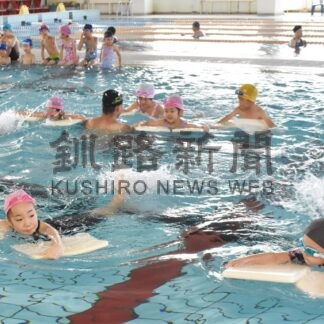 水中で一足早いＸマス　鳥取温水プールで催し【釧路市】(2023-12-04)