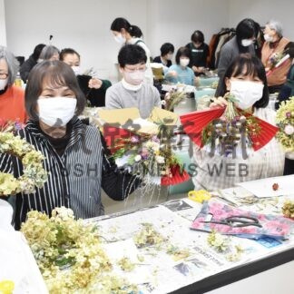 リース、スワッグ製作　フラワーマスター花くらぶ講習会【釧路市】(2023-12-05)