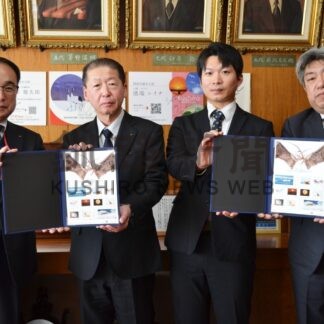 管内の野生動物切手に　日本郵便北海道支社が釧路市に寄贈【釧路市】(2024-01-17)