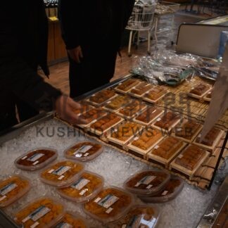 羅臼ウニ 店頭に並ぶ　海鮮工房に観光客ら【羅臼】(2024-01-12)