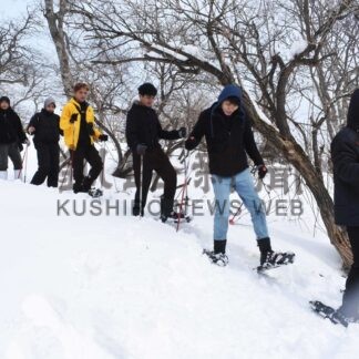 白銀世界 前進で満喫　スノーシューで散策　外国人実習生ら【標津】(2024-01-30)