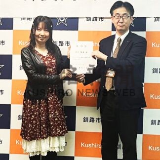 阿部さんに釧路市クール観光大使任命証書【釧路市】(2024-01-06)