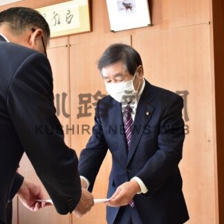 介護保険料 据え置きを　根室の運営委、市長に答申【根室】(2024-01-12)