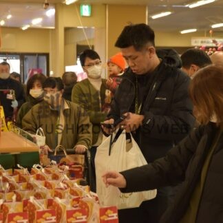 お目当て商品求め行列４００人　イオン釧路店初売り【釧路町】(2024-01-03)