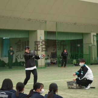 小中高生 基礎学ぶ　ソフトテニス、トップ選手招き講習会【釧路市】(2024-01-15)