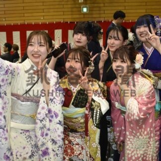 釧根管内町村で「２０歳のつどい」〈上〉_3(2024-01-09)