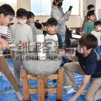 子供と保護者 餅つき楽しむ　釧路スイミングクラブ初催し【釧路市】(2024-01-07)