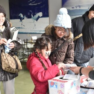 催しでタンチョウ満喫　「鶴公園」来園者でにぎわう【釧路市】(2024-01-08)