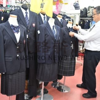 制服のデザイン一新　新年度から市内中学３校【釧路市】(2024-01-10)