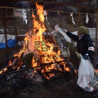 「どんど焼き」で無病息災祈願　金刀比羅神社【根室】(2024-01-08)
