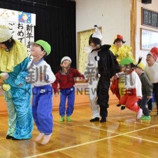 パントマイムに園児大喜び　鳥取西中生徒会がよしの園訪問【釧路市】(2024-01-11)