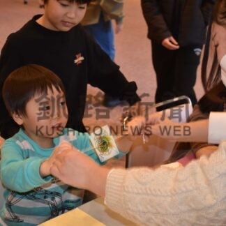 絵本や影絵劇楽しいね　しべつ冬のぱるまつり【標津】(2024-01-22)