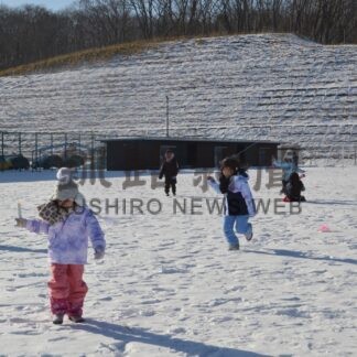 庶路学園児童が元気にたこ揚げ【白糠】(2024-01-20)