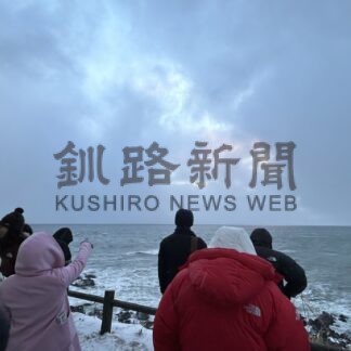 初日詣に1000人　ご来光は持ち越し【根室】(2024-01-03)