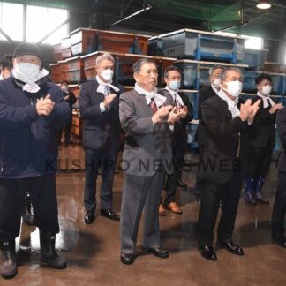 豊漁と商売繁盛を願う　標津漁協、大漁祈願祭と競り開業式【標津】(2024-01-07)