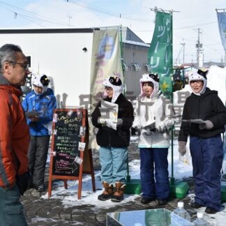 ＳＬ客に「いらっしゃいませ」　沼幌小の児童がおもてなし手伝い【標茶】(2024-02-19)