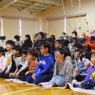 ショーに子供ら笑顔　こども園よしので上映会【釧路市】(2024-02-26)