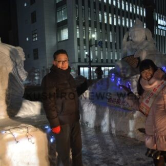 善光堂前に「れなち雪像」　Ｃｏｏｌ釧路市観光大使の秋葉さんを模した２体完成【釧路市】(2024-02-03)