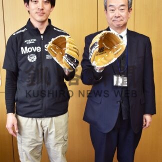 大谷グローブ届く、６小学校に【標茶】(2024-02-29)