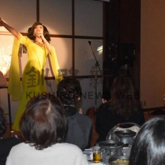 ちあきホイみさん、歌唱ショーで魅了【釧路市】(2024-02-04)