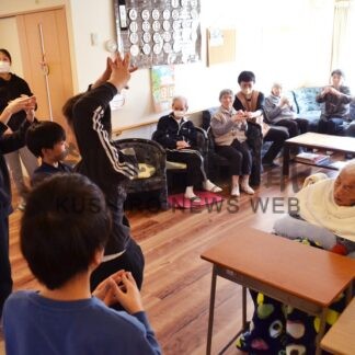 青葉小児童、高齢者と交流　介護施設で演奏や体操【釧路市】(2024-02-29)