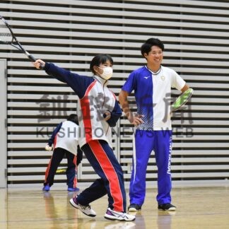 実業団選手が来釧 小中高生に指導　ソフトテニス【釧路市】(2024-02-20)