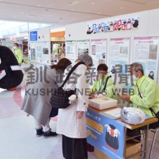 領土返還へ署名活動　千島連盟会員やエリカちゃん【釧路市】(2024-02-21)