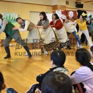 全児童が劇楽しむ　にこにこのたね、釧路小で上演【釧路市】(2024-02-15)