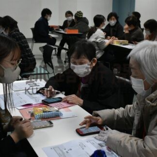 高齢者がスマホ操作学ぶ　たんちょう大学の講座【標茶】(2024-02-18)