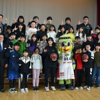 レバンガ北海道 中標津の小学、義務教育学校にボール寄贈【中標津】(2024-02-18)