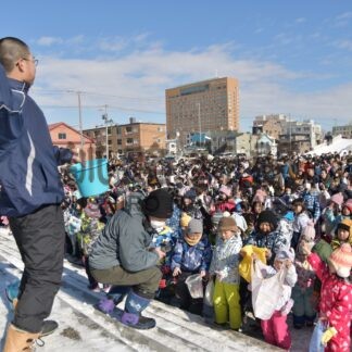本社主催餅まき、○×クイズに笑顔　くしろ冬まつり盛り上げ【釧路市】(2024-02-05)