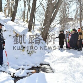 学校の池は「自然の博物館」　新庄さん、清明小で湿原授業【釧路市】(2024-02-20)
