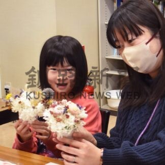 「お花挿すの楽しい」　わっとでアレンジフラワー講座【釧路市】(2024-02-16)