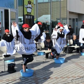 鶴に成り切り寒さ我慢【鶴居】(2024-02-12)