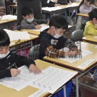 根室市市内の幼児が小学校一日体験入学【根室】(2024-02-18)