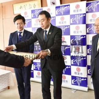 「鮭の聖地の物語」支援　信金中金に紺綬褒章伝達【根室】(2024-02-12)