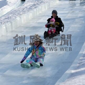 なかしべつ冬まつり　滑り台や氷雪像に笑顔【中標津】(2024-02-04)