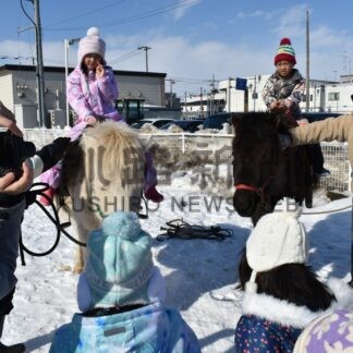 「あったかくてかわいい」園児らドサンコと触れ合い【標茶】(2024-02-10)