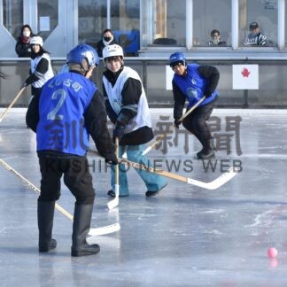 小中生 氷上で熱戦展開　長ぐつアイホ大会【釧路町】(2024-02-04)