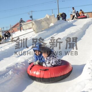 氷滑り台に行列　くしろ冬まつり開幕【釧路市】(2024-02-04)