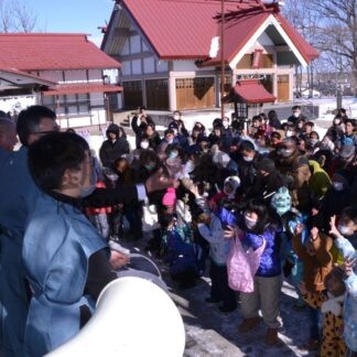 福豆・餅まきに歓声　厳島神社【釧路市】(2024-02-04)