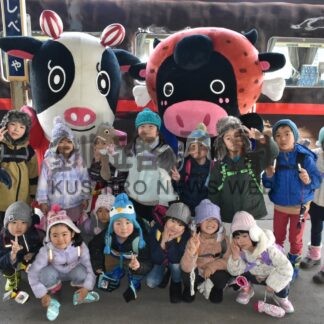 卒園旅行 園児ら笑顔　釧路さかえ保育園、ＳＬ冬の湿原号で【標茶】(2024-02-15)