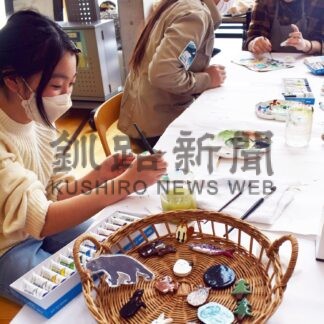 親子で手作りブローチ楽しむ　知床羅臼ビジターセンター【羅臼】(2024-02-17)