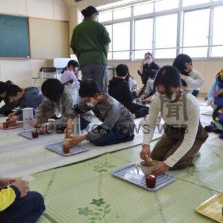 「難しいけど楽しかった」　青葉小で茶道体験教室【釧路市】(2024-02-18)