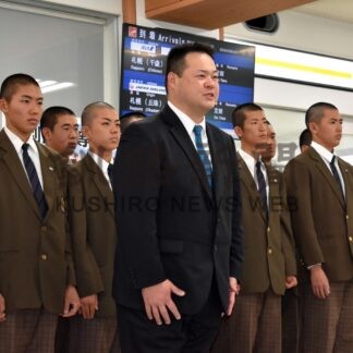 チーム一丸で戦う　別海高野球部、甲子園に出発【中標津】(2024-03-10)