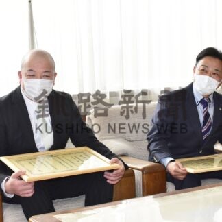 「新庁舎に役立てて」市に５０万円ずつ寄付　根室清掃と河田清掃【根室】(2024-03-20)