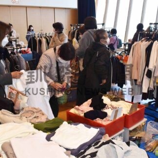 買い物して領土問題知って　「ニ・ホ・ロ」でフリマ　札大校友会根室支部【根室】(2024-03-12)