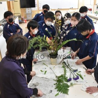 阿寒中２年 生け花挑戦　池坊釧路支部指導【釧路市】(2024-03-14)